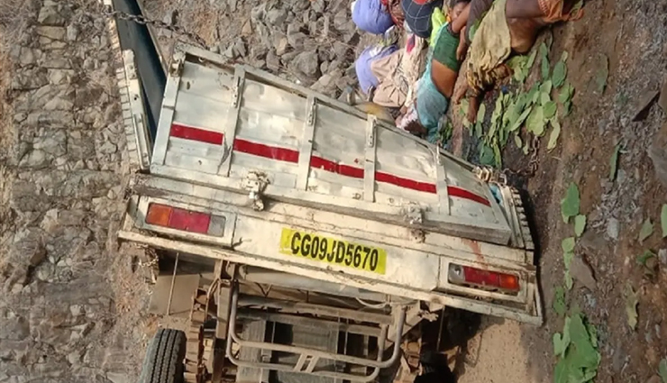 kawardha: speeding pickup vehicle fell into a 20 feet deep pit,18 including 14 women died,8 injured