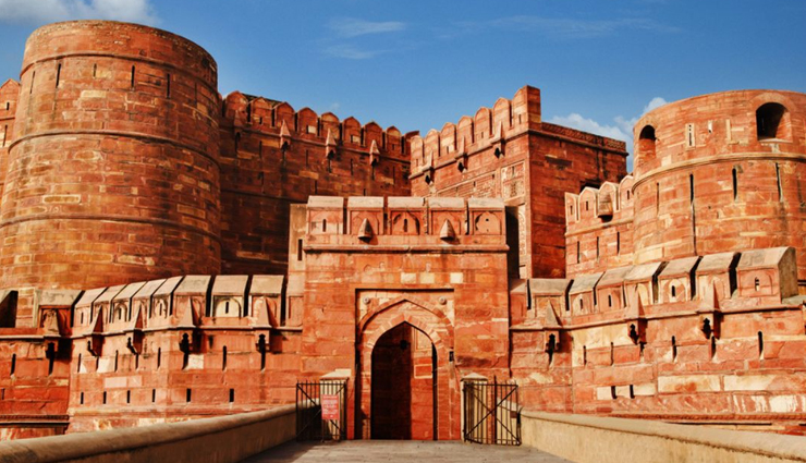 8 Most Famous Tourist Places To Visit in Agra, India - lifeberrys.com