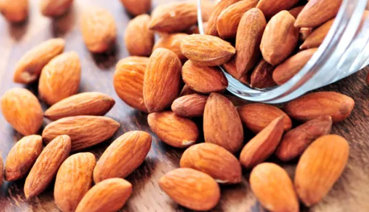 side effects of almonds,eating too much almonds,digestive problem,badam ke nuskan,almonds overdose,benefis of eating soaked almonds,Health,Health tips ,विटमिन ई ओवरडोज का खतरा, बादाम खाने के नुकसान, पेट दर्द, धुंधला दिखना, ज्यादा बादाम न खाएं, कब्ज और पेट फूलना