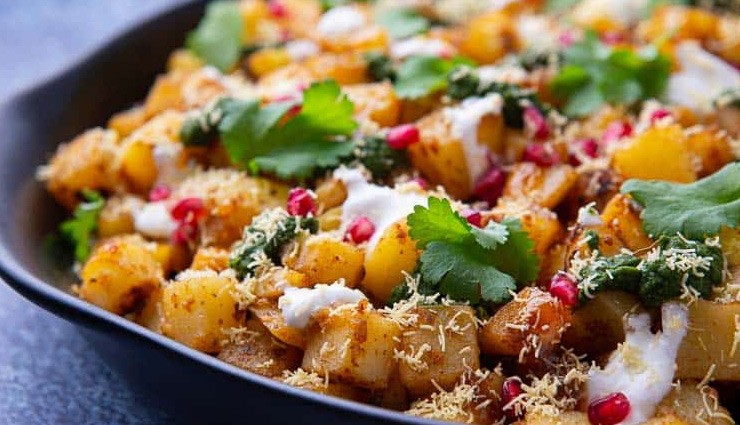 aloo chaat,aloo chaat street food,aloo chaat mouthwatering,aloo chaat recipe,aloo chaat ingredients,aloo chaat spicy dish,aloo chaat children,aloo chaat tasty,aloo chaat delicious