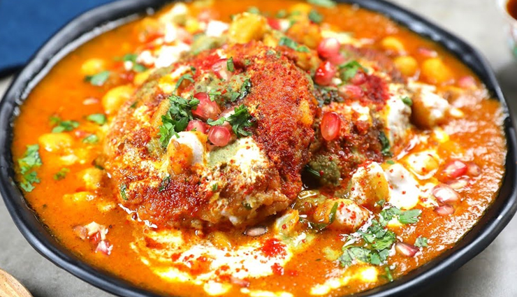 aloo tikki chaat,aloo tikki chaat street food,aloo tikki chaat spicy dish,aloo tikki chaat snacks,aloo tikki chaat breakfast,aloo tikki chaat tasty,aloo tikki chaat delicious,aloo tikki chaat ingredients,aloo tikki chaat recipe