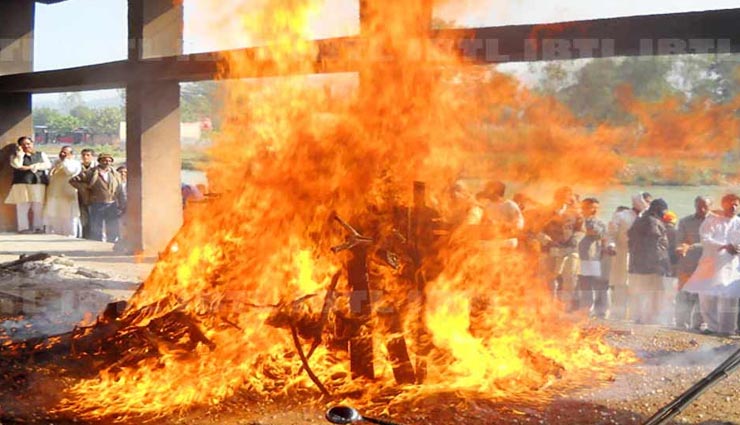 weird rituals,funeral rituals,rituals related hindu,rod heat on the head of dead body ,अनोखे रीती रिवाज, अनोखी परम्परा, हिन्दू धर्म के रिवाज, अंतिम संस्कार से जुड़े रिवाज, शे के सिर पर डंडा मारना 