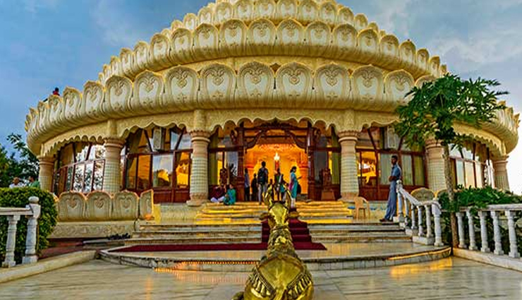 6 Must Visit Ashrams In India - Lifeberrys.com