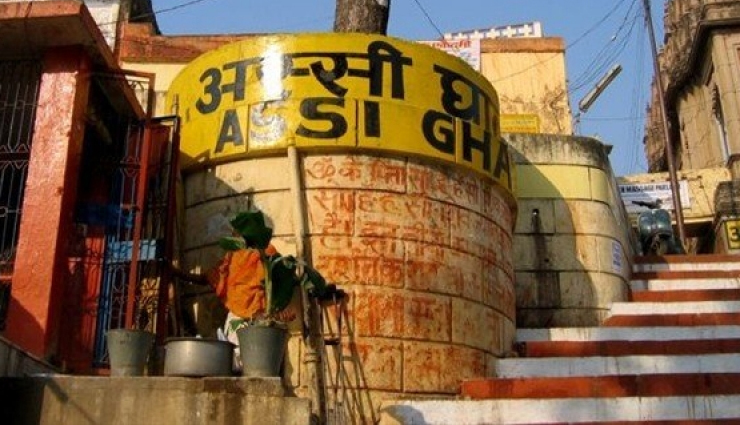 7 Famous Ghats To Visit in Varanasi - lifeberrys.com