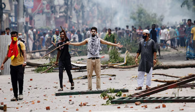 हिंसक विरोध प्रदर्शनों के बढ़ने के बाद बांग्लादेश में राष्ट्रव्यापी कर्फ्यू, सेना तैनात, 105 लोगों की मौत