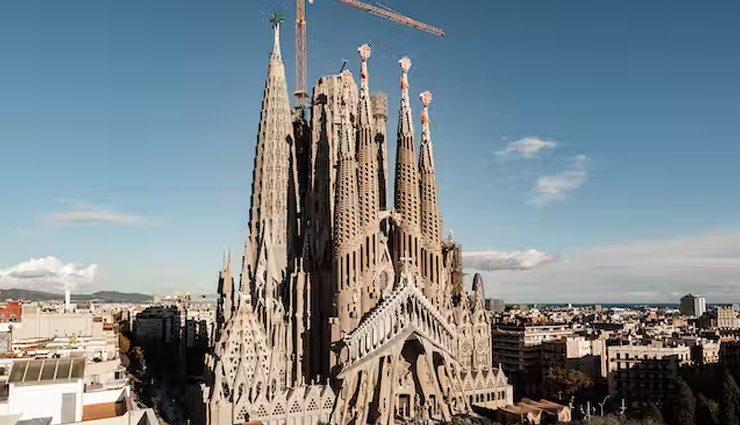 5 Beautiful Churches To Visit in Barcelona - lifeberrys.com