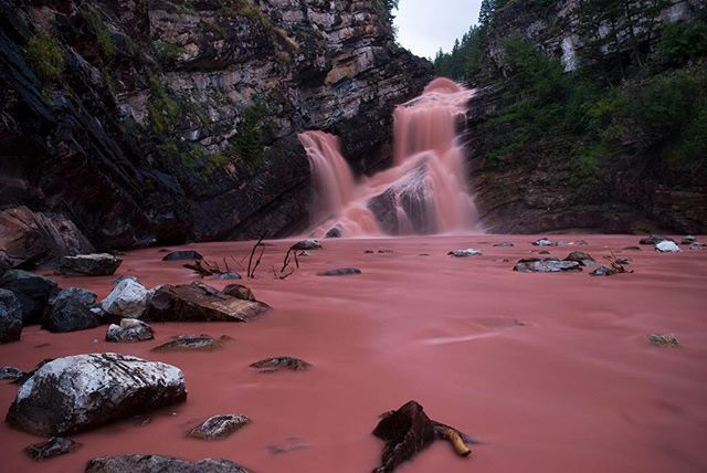 most weird waterfall around the world,waterfalls around the world,waterfalls,hostel waterfall california,cameron waterfall canada,travel,holidays ,हॉस्टल फॉल कैलिफ़ोर्निया,कैमरॉन फॉल्स,कनाडा,रूबी फॉल्स,टेनेसी,पामुकक्ले वाटरफॉल,तुर्की,अंडरवाटर वाटरफॉल,मॉरिशस