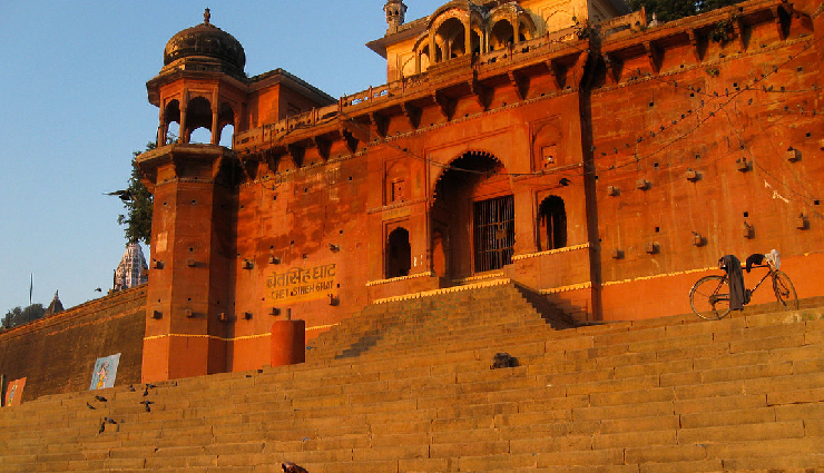 7 Famous Ghats To Visit in Varanasi - lifeberrys.com