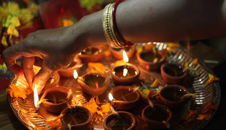 Importance of 14 Diyas on Choti Diwali - lifeberrys.com