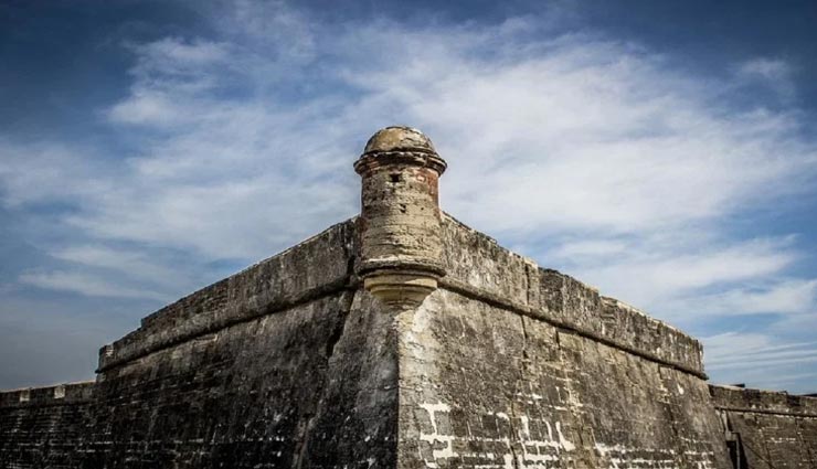 weird news,weird incident,churu fort,silver shells by cannon ,अनोखी खबर, अनोखा मामला, चुरू किला, तोप से चांदी के गोले