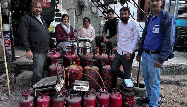 जिला कलक्टर के आदेश पर रसद विभाग की बड़ी कार्रवाई: अवैध गैस सिलेंडर भंडारण और रीफिलिंग का खुलासा, 22 घरेलू सिलेंडर और 2 कांटे जब्त