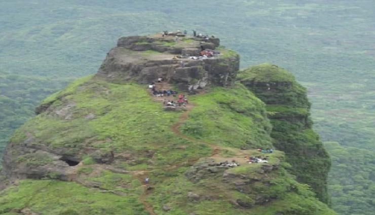 weird news,dangerous fort,kalavantin durg,prabalgad fort ,अनोखी खबर, खतरनाक किला, कलावंती किला, प्रबलगढ़ किला