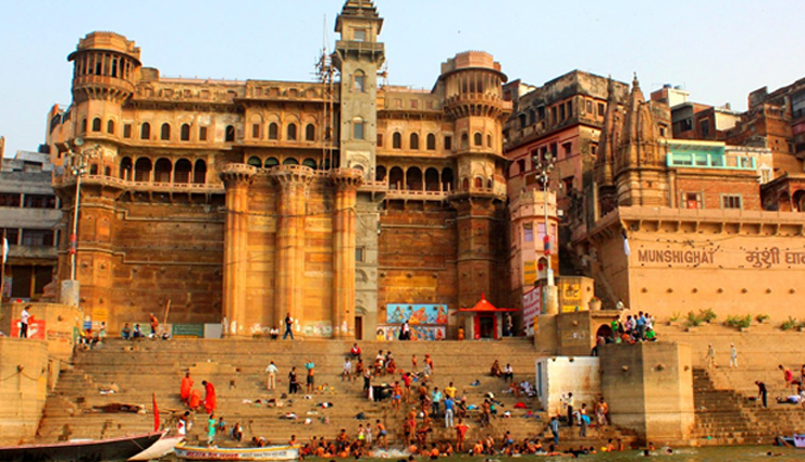 7 Famous Ghats To Visit in Varanasi - lifeberrys.com