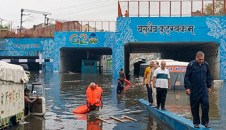 दिल्ली में बाढ़ग्रस्त अंडरपास के पास 2 लड़कों सहित 3 के शव बरामद, डूबने की आशंका