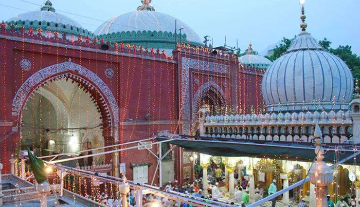 5 Must Visit Religious Places in Delhi - lifeberrys.com