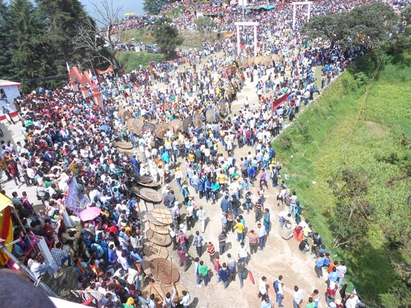 devidhura bagwal fair ,एक ऐसा मेला जहां देवी की आराधना के लिए लोग बरसाते हैं पत्थर