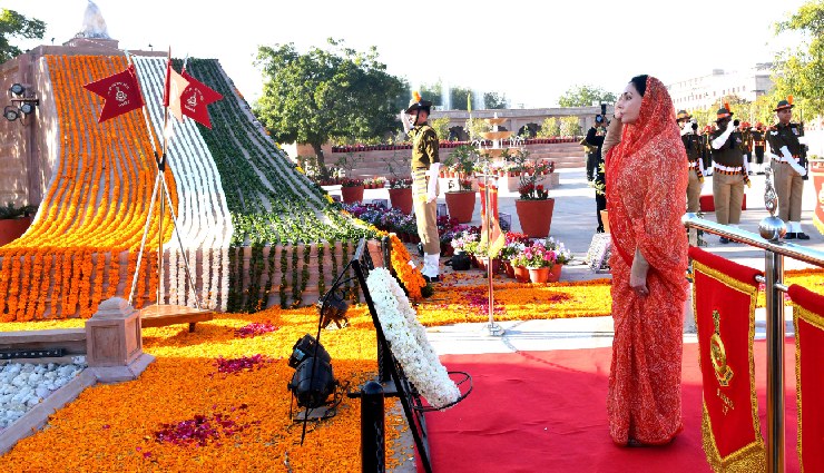 जयपुर: उपमुख्यमंत्री दिया कुमारी ने अमर जवान ज्योति पर श्रद्धासुमन अर्पित किए, तस्वीरें