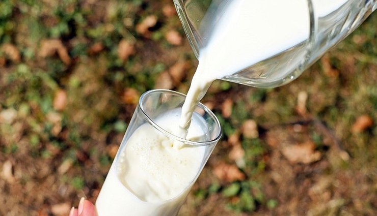 Drink Milk Before Bed for 15 Days and See These Changes in Your Body