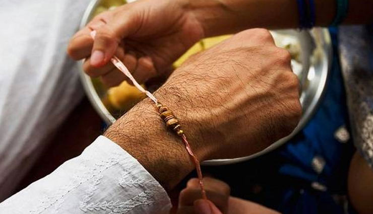 Rakhi 2018 : आप भी बांधना चाहेंगी अपने भाई को ये 5 राखियाँ, जो बनाती है अटूट रिश्ता 