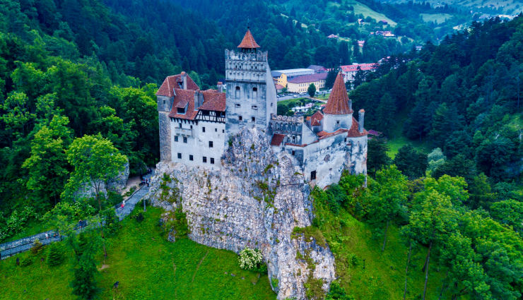 5 Magical Castles You Must Visit in Europe - lifeberrys.com