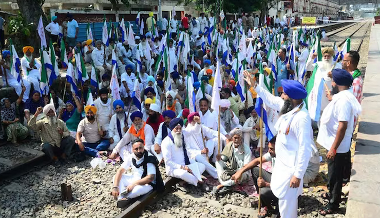 किसानों के 'रेल रोको' विरोध प्रदर्शन के कारण हरियाणा के अंबाला में रद्द हुईं 180 ट्रेनें
