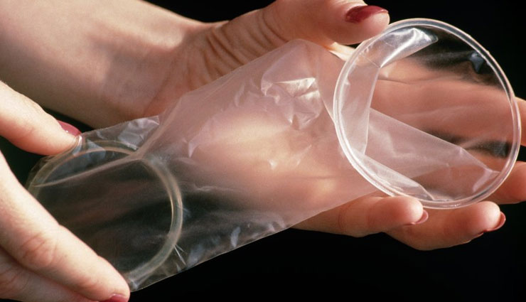 way to use female condom,female condom ,फीमेल कंडोम लगाने का सही तरीका