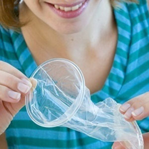 way to use female condom,female condom ,फीमेल कंडोम लगाने का सही तरीका