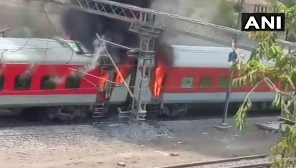 andhra pradesh express,fire broke out,fire,gwalior ,दिल्ली,विशाखापट्टनम,आंध्र प्रदेश एक्सप्रेस,चार बोगियों में आग