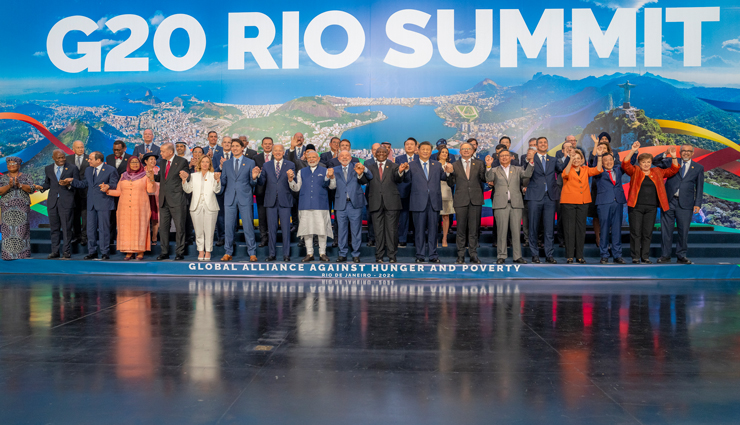 g-20 summit,joe biden front and center,world leaders photo,g-20 reshoot,biden trudeau meloni photo,g-20 rio de janeiro,biden final g-20 summit,biden modi handshake,g-20 family photo,biden influence g-20