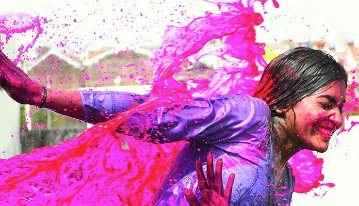 hair care tips for holi,holi,beauty tips ,ब्यूटी टिप्स, ब्यूटी टिप्स हिंदी में, घरेलू उपाय, होली स्पेशल, होली 2019, बालों की देखभाल, होली के रंगों से बालों को बचाना 