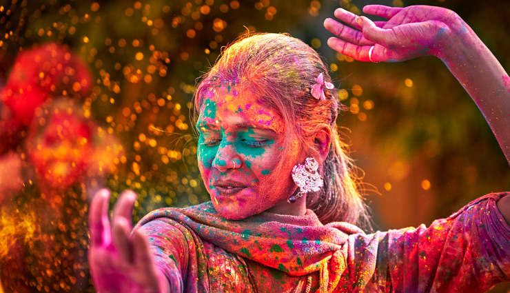 Holi Special 2019: होली के रंगों से बालों को हो सकता है नुकसान, इन तरीकों की मदद से रखे इनका खास ख्याल