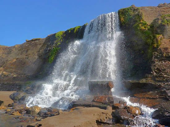 most weird waterfall around the world,waterfalls around the world,waterfalls,hostel waterfall california,cameron waterfall canada,travel,holidays ,हॉस्टल फॉल कैलिफ़ोर्निया,कैमरॉन फॉल्स,कनाडा,रूबी फॉल्स,टेनेसी,पामुकक्ले वाटरफॉल,तुर्की,अंडरवाटर वाटरफॉल,मॉरिशस