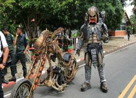 थाईलैंड: एलियन प्रीडेटर का कॉस्ट्यूम पहनकर सड़कों पर घूमता है ये शख्स, लोग है बाइक के दीवाने -Photo Gallery