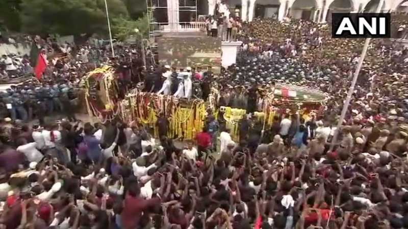 karunanidhi,m karunanidhi,karunanidhi burial at marina beach,karunanidhi burial,karunanidhi dead,karunanidhi death,karunanidhi death live,karunanidhi died,karunanidhi dies,dmk chief dead,marina beach ,अन्नई अंजुगम ट्रस्ट,तमिलनाडू,एम करुणानिधि,निधन