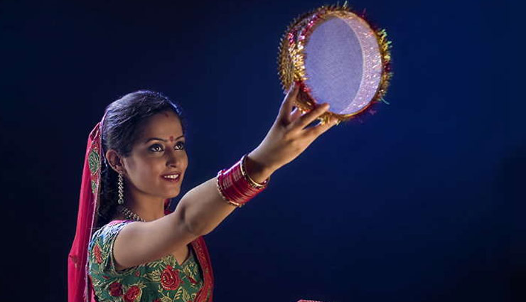 Karwa Chauth 2018: करवा चौथ की तिथि , शुभ मुहूर्त और मनाने का तरीका