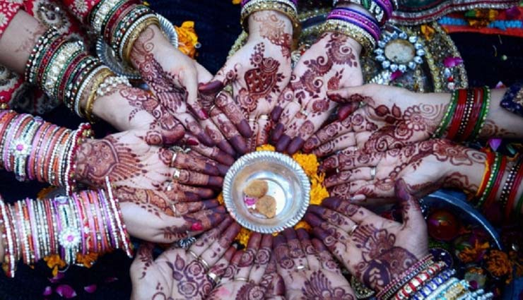 Karwa Chauth 2018: करवा चौथ से जुड़ी है ये परम्पराएं, जानें क्यों निभाया जाता है इन्हें