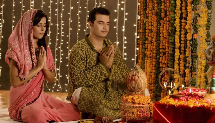 Karwa Chauth 2018: करवा चौथ को किए गए ये उपाय, दूर करते है पति-पत्नी के रिश्ते में आई तकलीफ 