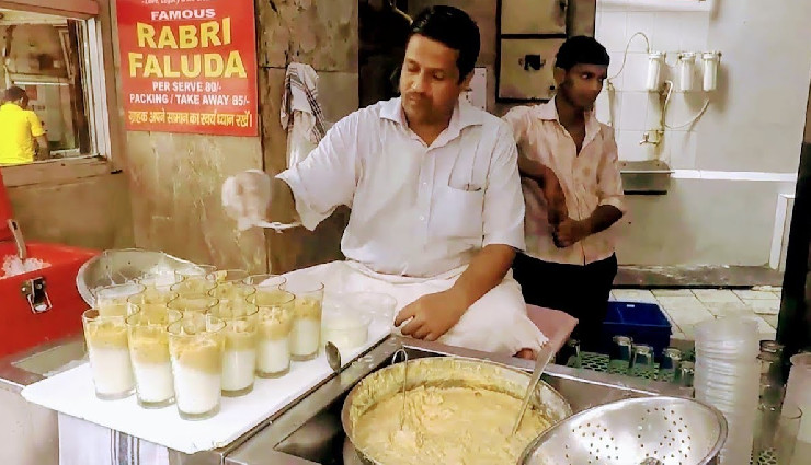 chandni chowk delhi,food lovers paradise,must-try delicacies,delhi street food,chandni chowk famous foods,best food in chandni chowk,delhi culinary delights,top street food in delhi,chandni chowk food tour,foodie spots in chandni chowk