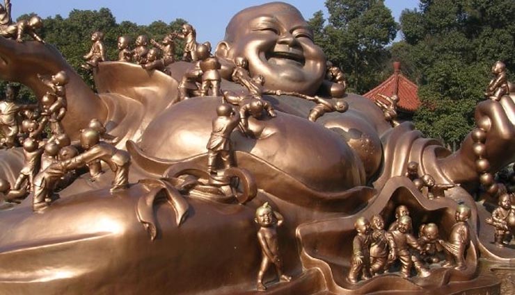 different types of laughing buddha statue,feng shui,feng shui tips ,लाफिंग बुद्धा की मूर्तियों का प्रभाव