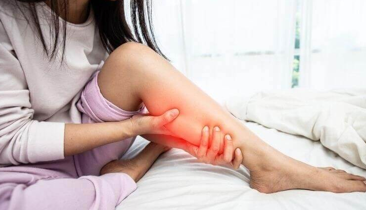 massaging soles with mustard oil,benefits of mustard oil massage,ancient health practices,mustard oil for health,foot massage benefits,traditional wellness methods,mustard oil massage techniques,healthy body through massage,mustard oil foot therapy,natural health remedies