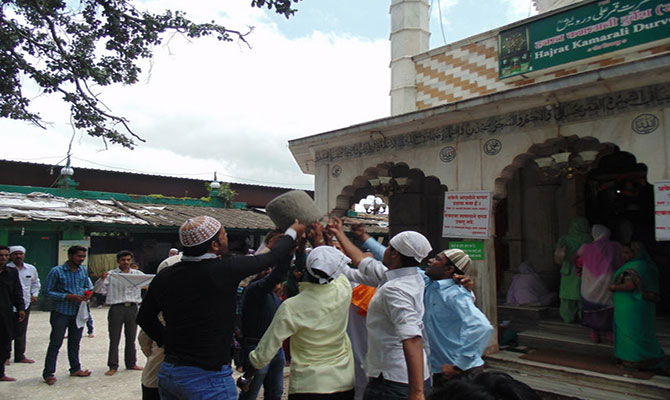 lift 90 kg stone on one finger,mosque ,90 किलो का पत्थर, हजरत कमर अली, बाबा हजरत कमर अली की दरगाह, अजब-गजब, चमत्कारी दरगाह 