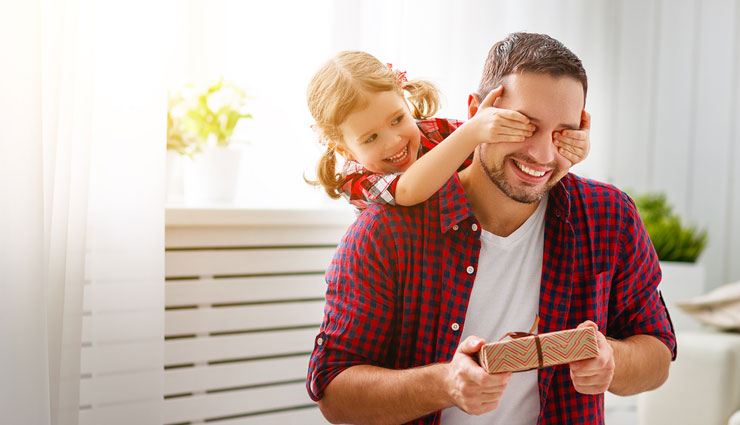 father expresses his love,love of father,acts of father,father and child bond ,पिता का प्यार,रिलेशनशिप