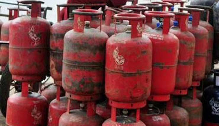 नए साल पर तोहफा: LPG  सिलेंडर हुआ सस्ता, जानें नए रेट