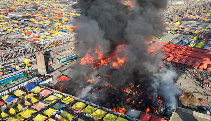 maha kumbh fire,prayagraj fire incident,kumbh mela 2025 fire,fire at maha kumbh,gas cylinder explosion kumbh mela,maha kumbh fire rescue,prayagraj smoke clouds,fire vehicles at kumbh mela