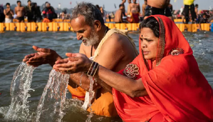 महाकुंभ में पितरों को जल अर्पित करते समय इन दिशाओं का रखें ध्यान, जान लें नियम