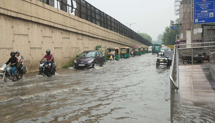 monsoon knocks in delhi,heavy rainfall in delhi,delhi rain,delhi weather updates