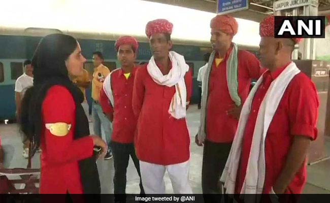 manju devi,first women coolie,jaipur,jaipur railway station ,मंजू देवी,उत्तर पश्चिम रेलवे,कुली,जयपुर रेलवे स्टेशन