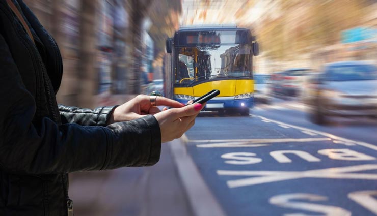 weird news,weird idea,slow lane for mobile phone users,manchester news ,अनोखी खबर, अनोखा तरीका, मोबाइल यूजर्स के लिए सड़क, मैनचेस्टर की खबर 