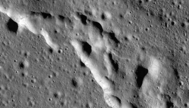 moon is shrinking,lunar quakes,nasa,lunar reconnaissance orbiter content ,सिकुड़ रहा है चंद्रमा