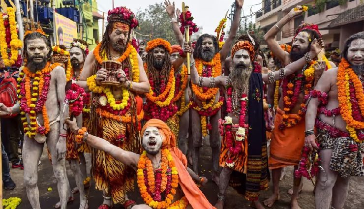 महाकुंभ: नागा साधुओं के रूप में धरती पर अमृत स्नान करने आते हैं देवी-देवता, इनसे मिली वस्तु बदल सकती है भाग्य